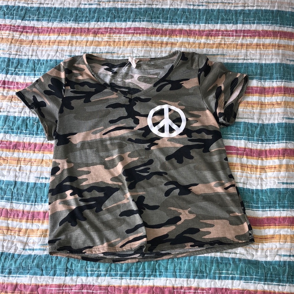 Soft Camo V-Neck Peace Tee-M